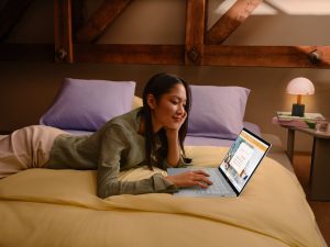 ASUS Vivobook S14_S3407QA_Campaign Scenario Photo_2S_Cool Silver_06